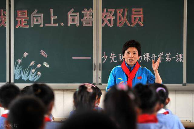 三十五中金帆平易近乐团将在天安门国庆年夜典上与解放军军乐团合作表演林风，赵国庆和金明进选国庆表演团。几个月的排演让三个孩子各有所得，同时找到了生射中最珍责的宝躲，那就是爱和勇气……